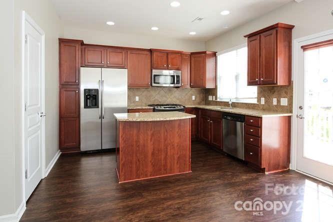 1054 Drayton Ct - Photo 2 of 25