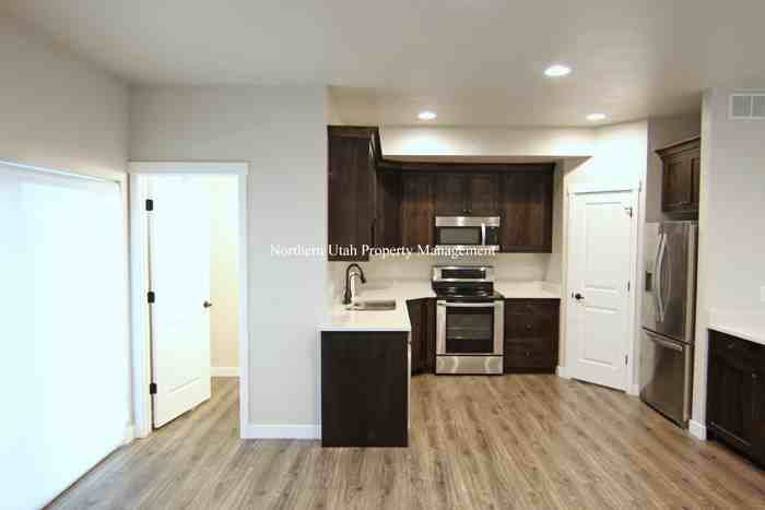 2530 N Knights Ln - Photo 2 of 17