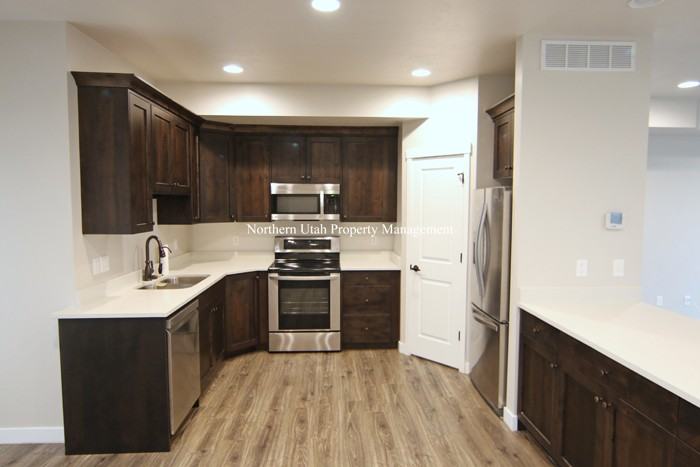 2530 N Knights Ln - Photo 3 of 17