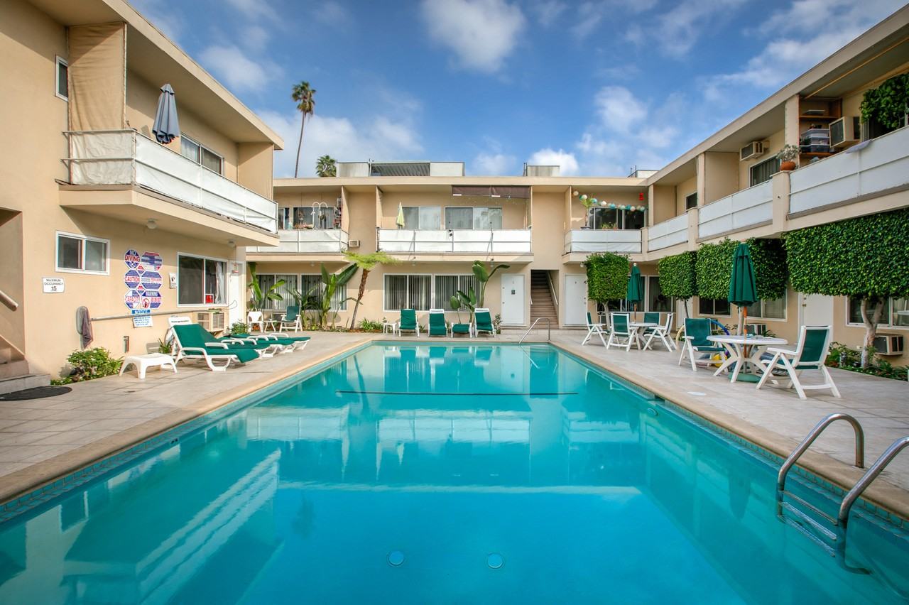 Hollywood Towers - Photo 3 of 29