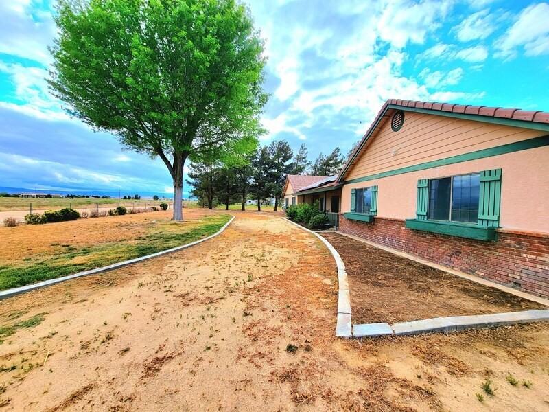 8245 W Avenue C - Photo 3 of 35