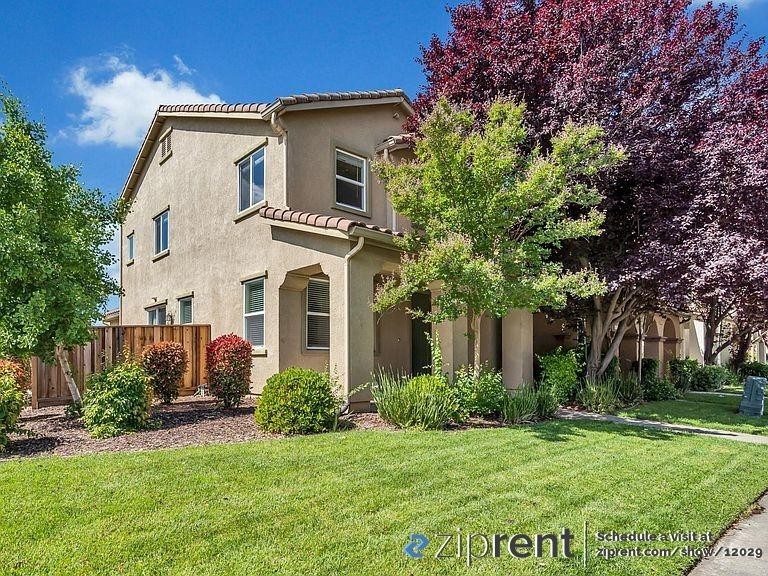 3207 Paumanok Way - Photo 2 of 20