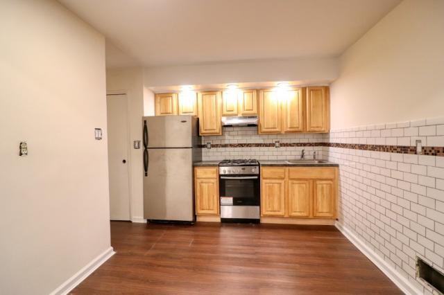 1665 Bayshore Ave - Photo 2 of 8