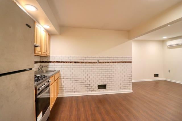 1665 Bayshore Ave - Photo 3 of 8