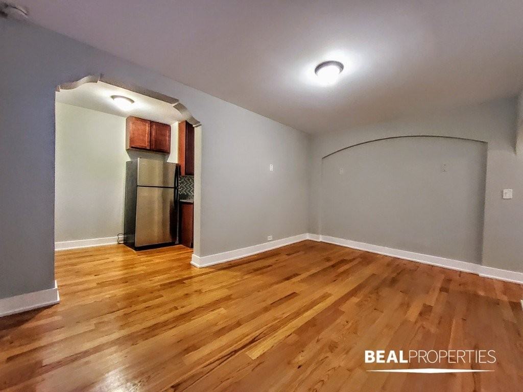 425 W Roscoe St - Photo 2 of 8