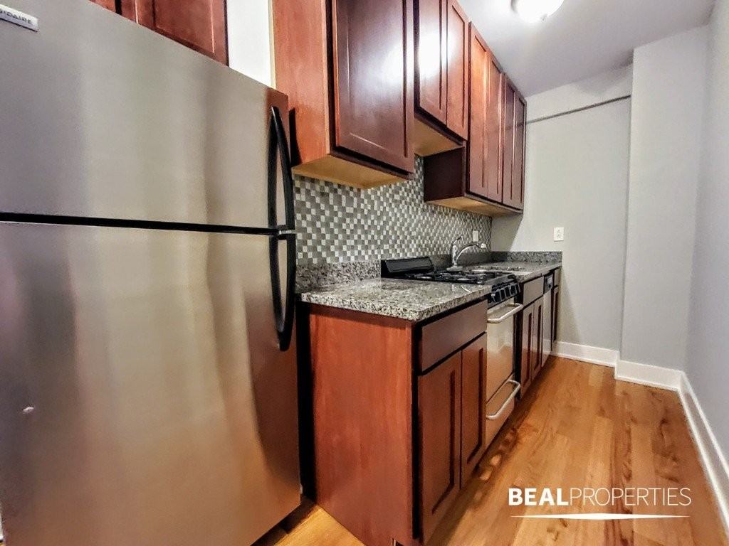 425 W Roscoe St - Photo 3 of 8