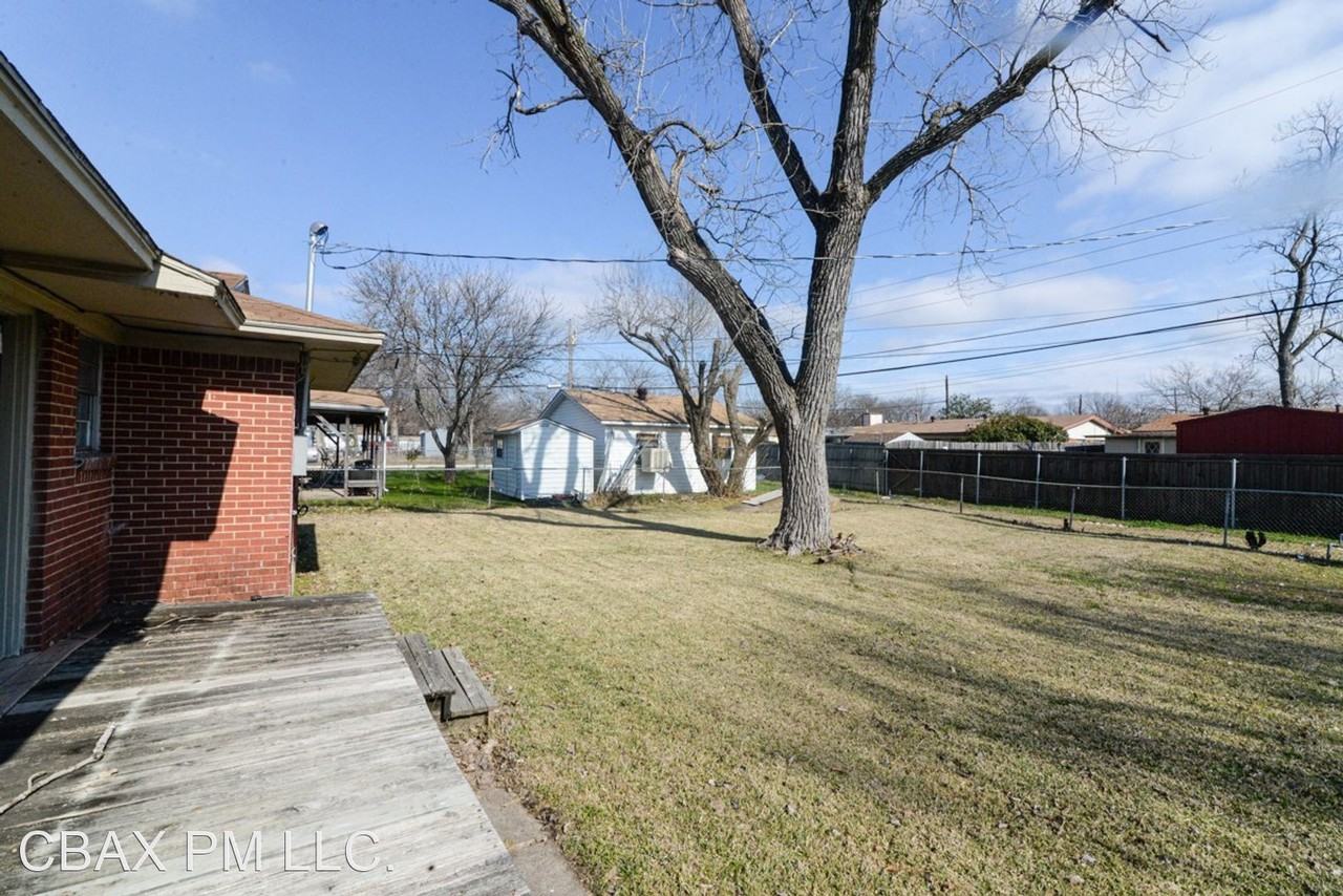 1624 Buena Vista St - Photo 3 of 16