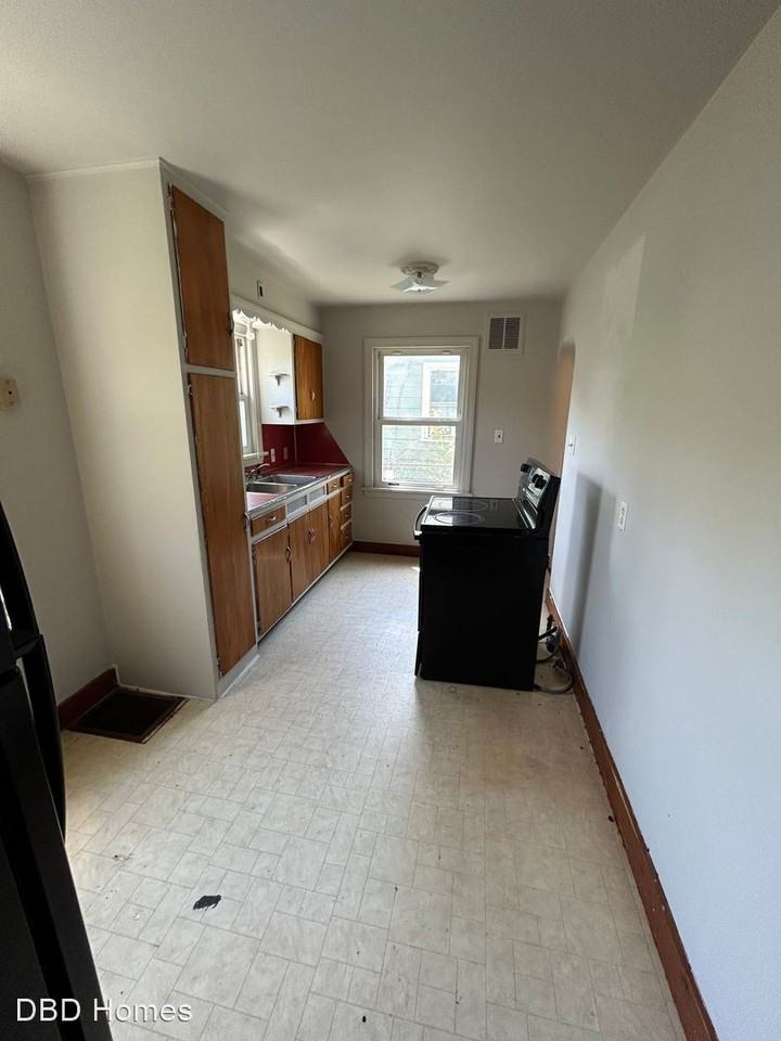 3917 Bowser Ave - Photo 3 of 7