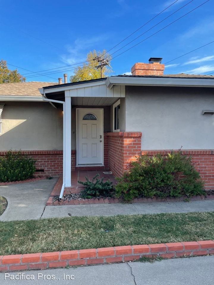 303 40th St - Photo 2 of 17