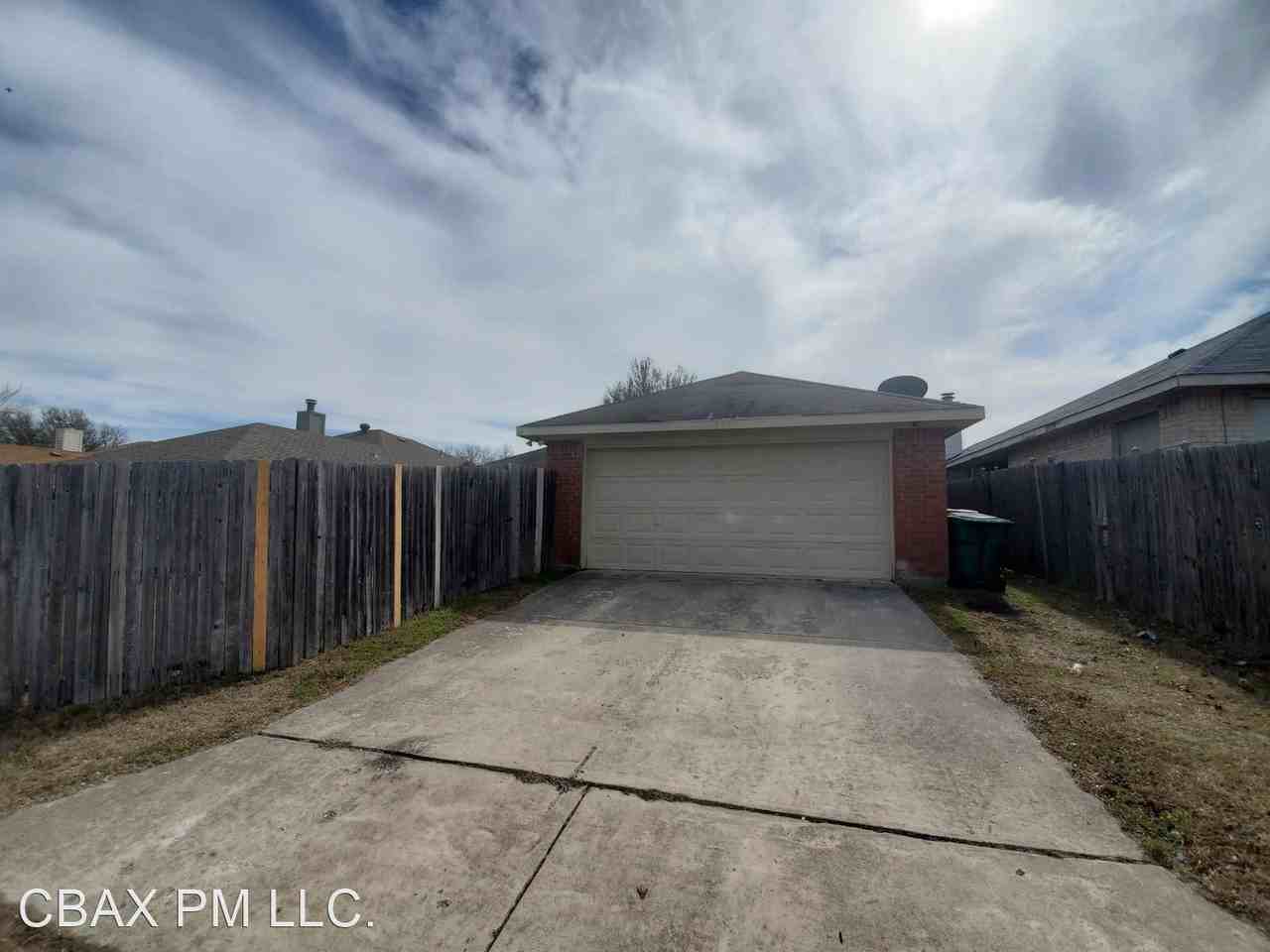 1029 Glencrest Dr - Photo 3 of 9