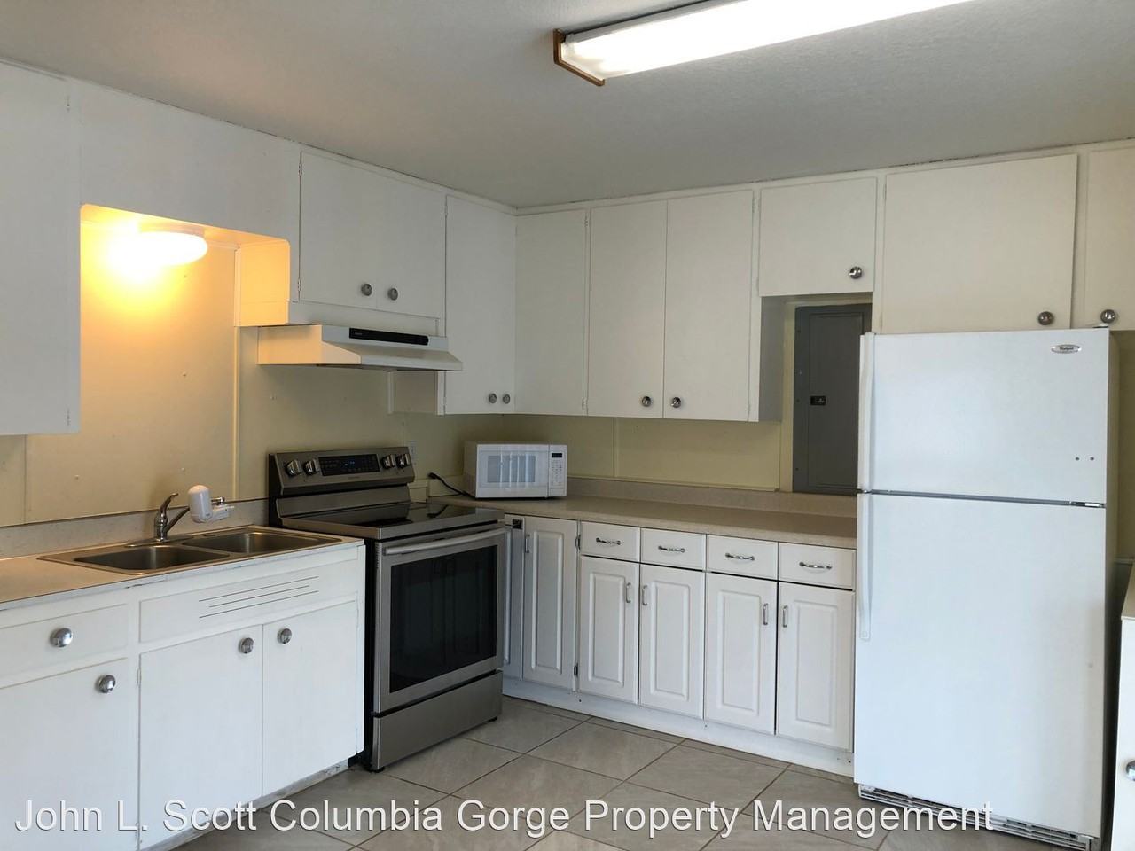 1009 Oak St W - Photo 2 of 7