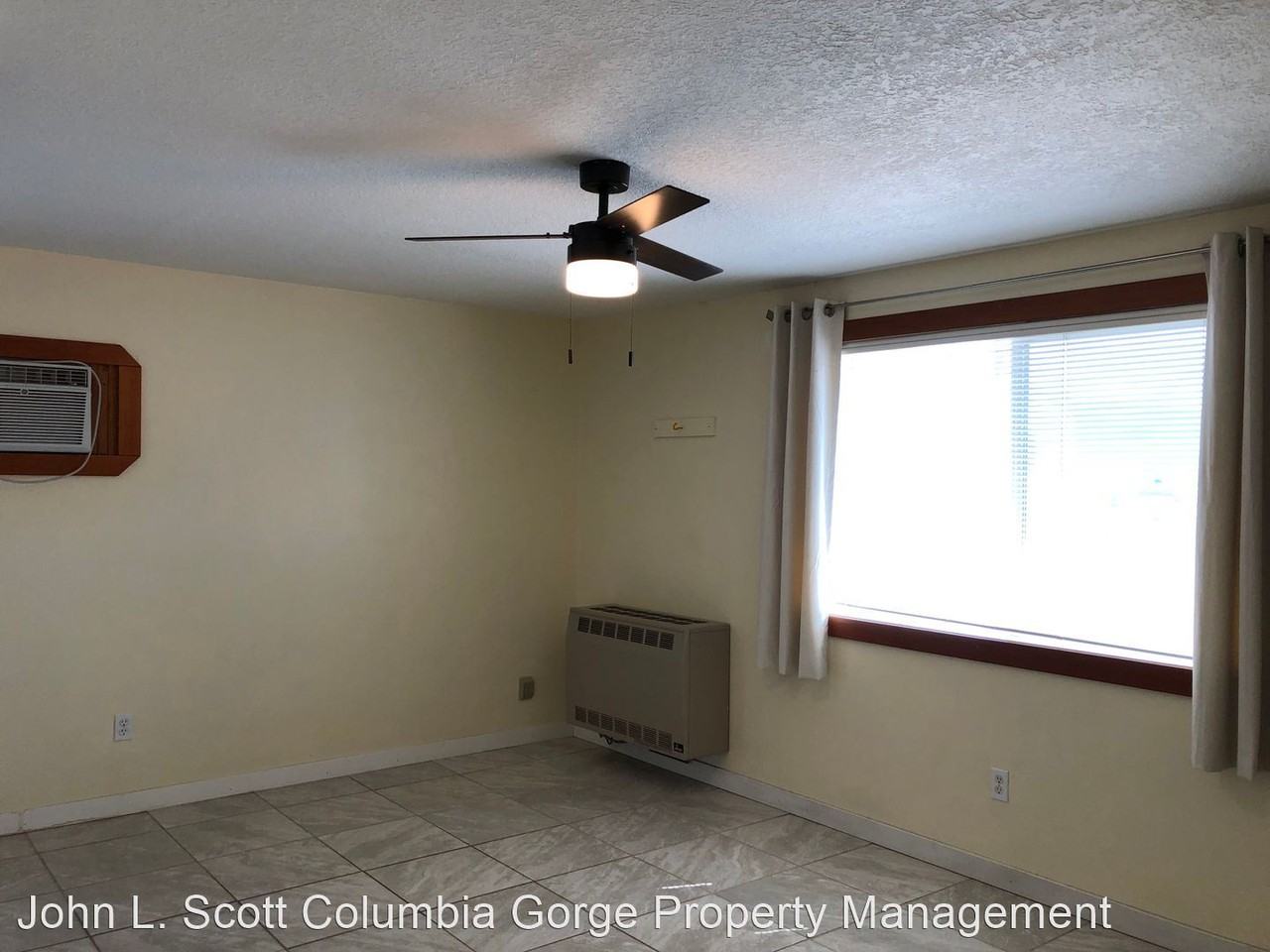 1009 Oak St W - Photo 3 of 7