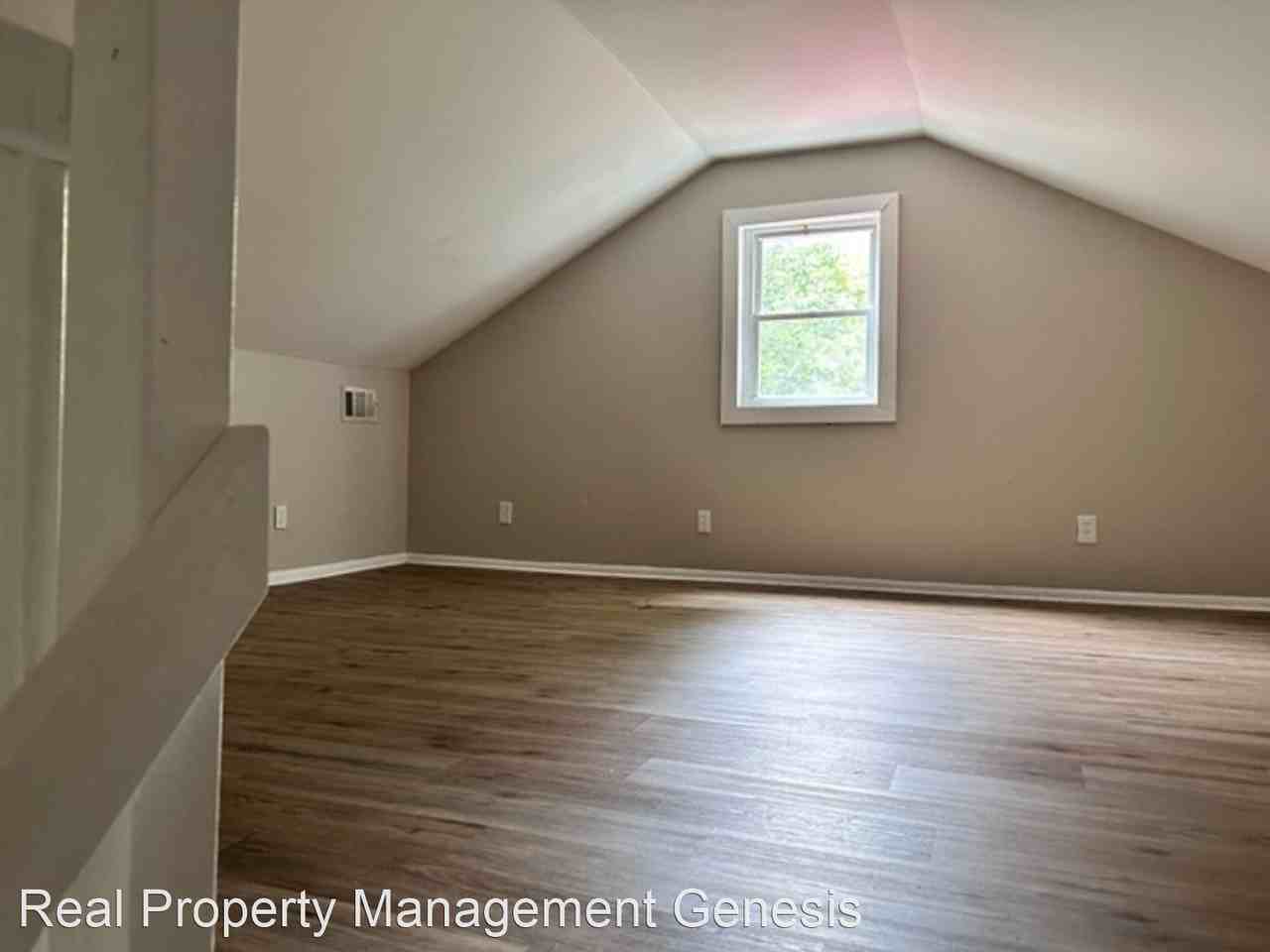 305 S. Walnut Street - Photo 2 of 10