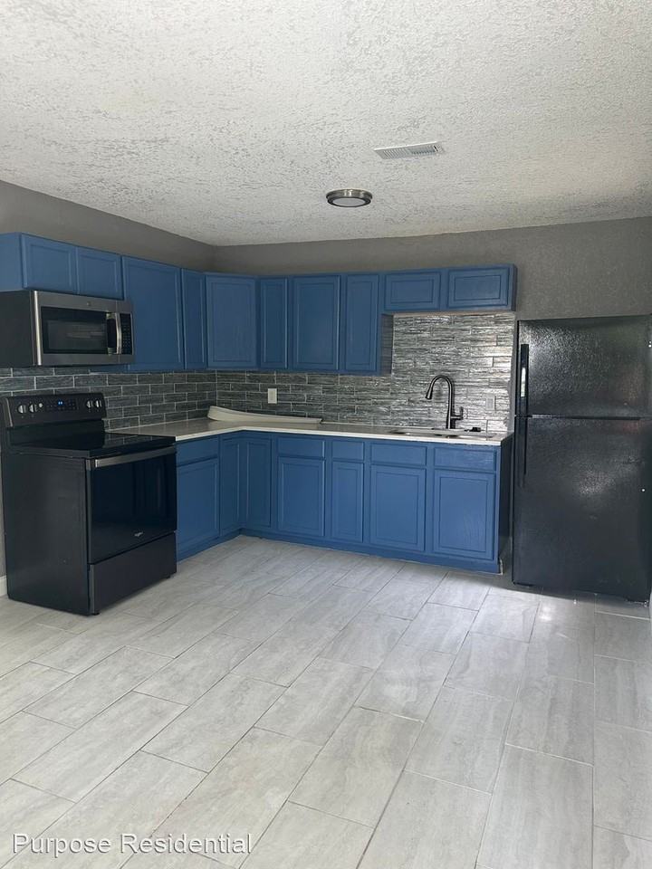 4335 Mersington Ave - Photo 3 of 8