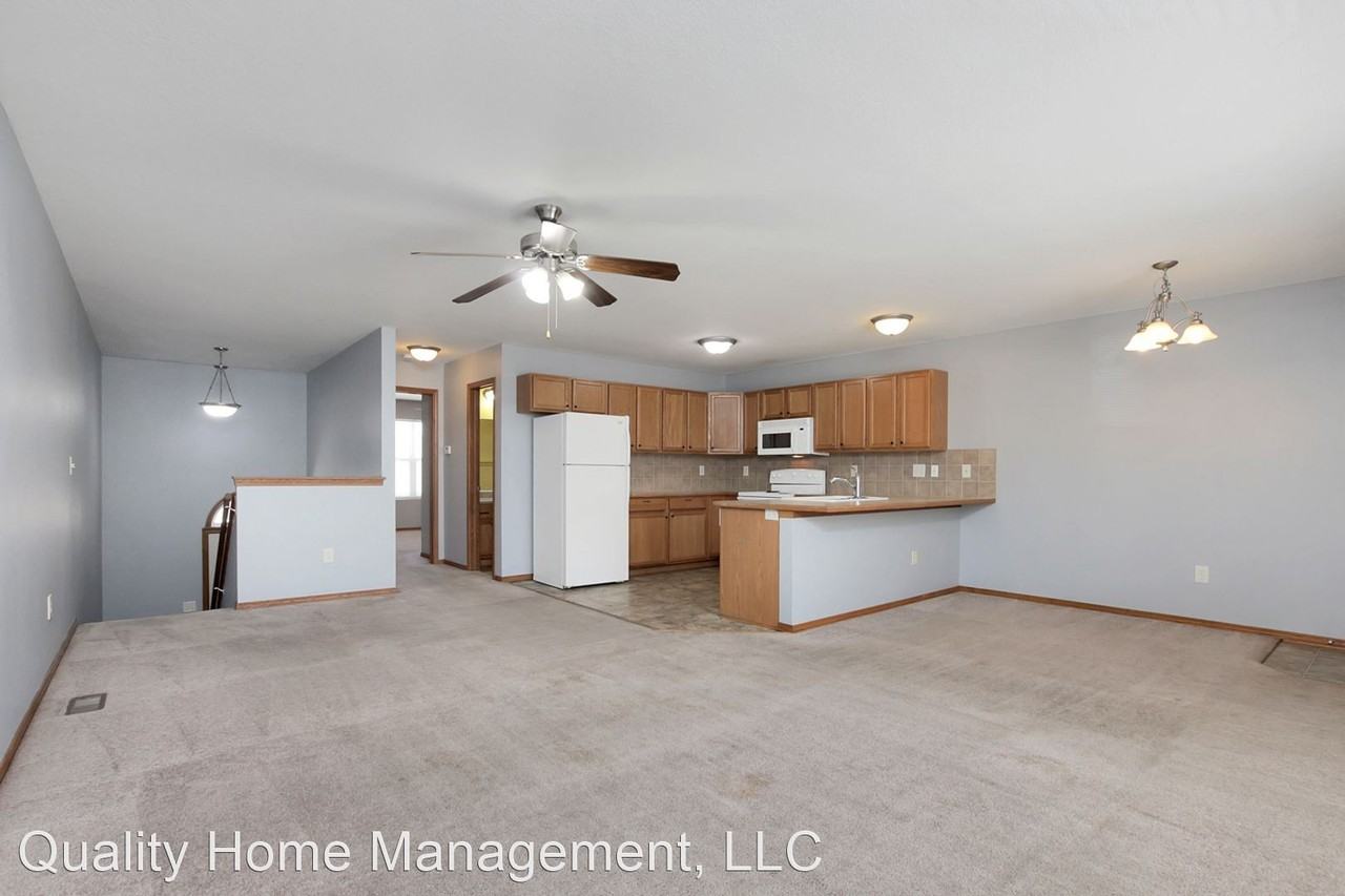 1126 Country Club Ln - Photo 3 of 25