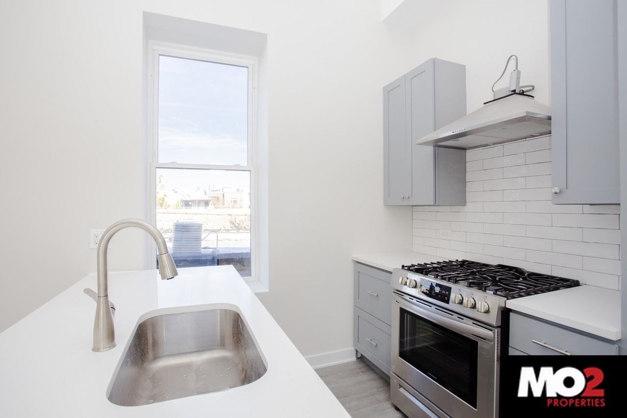 725 N Hoyne Ave #2F - Photo 3 of 8