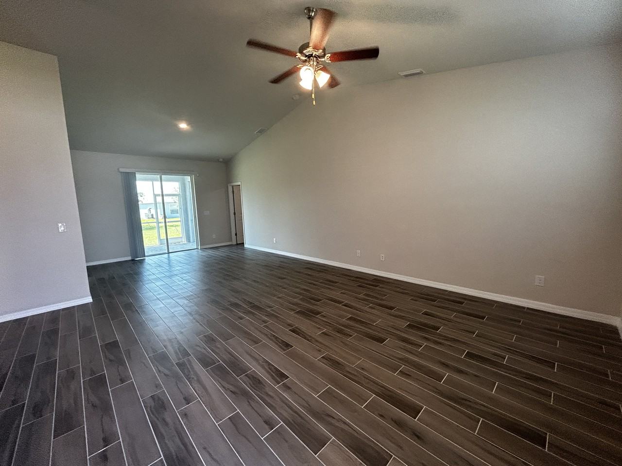 1100 Ne 39th Ter - Photo 2 of 21