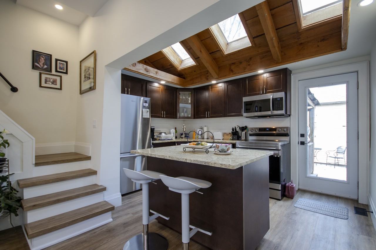 32 Wood Street West - Photo 4 of 16