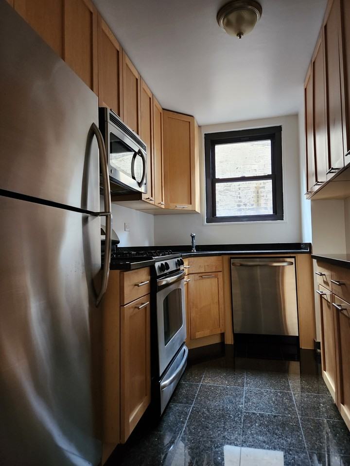 333e East 49th Street - Photo 2 of 3