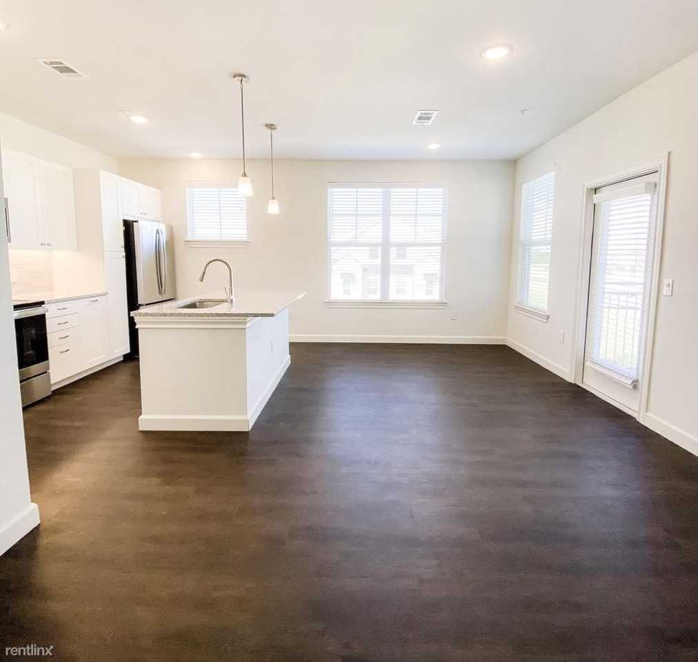 15826 Gateway Dr - Photo 2 of 6