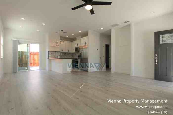 208 Manzanita Ave - Photo 3 of 11