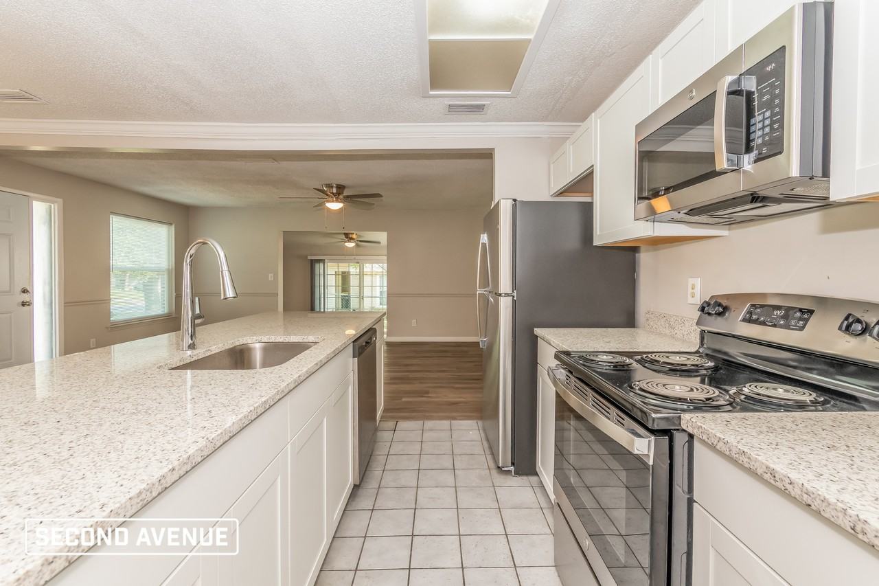 1224 Crown Dr - Photo 3 of 19