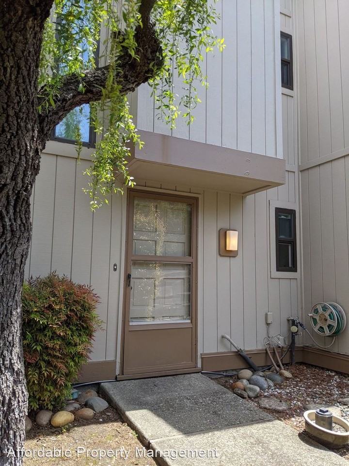 2106 Oak Creek Pl - Photo 2 of 25