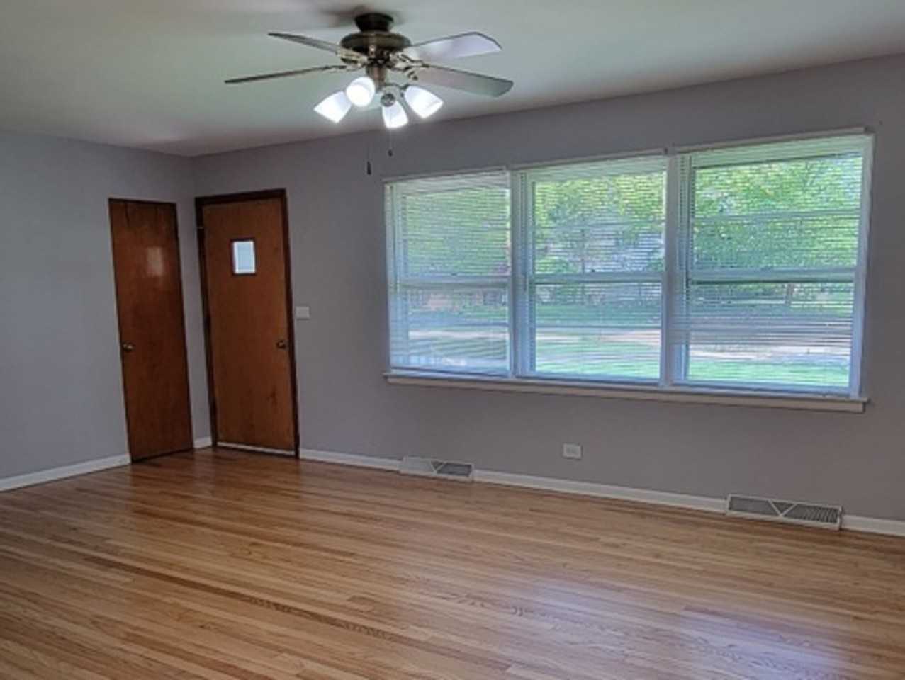 809 Iris Ln - Photo 2 of 19