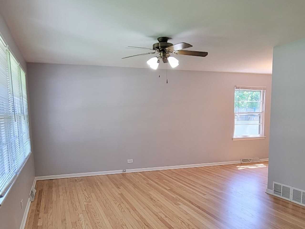 809 Iris Ln - Photo 3 of 19