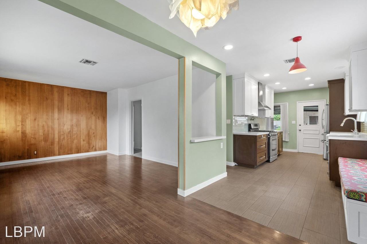 10505 Lanark St - Photo 2 of 15