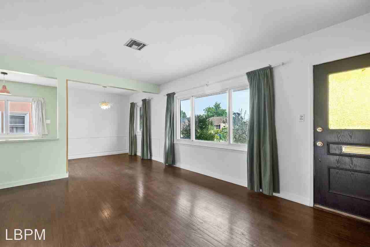 10505 Lanark St - Photo 3 of 15