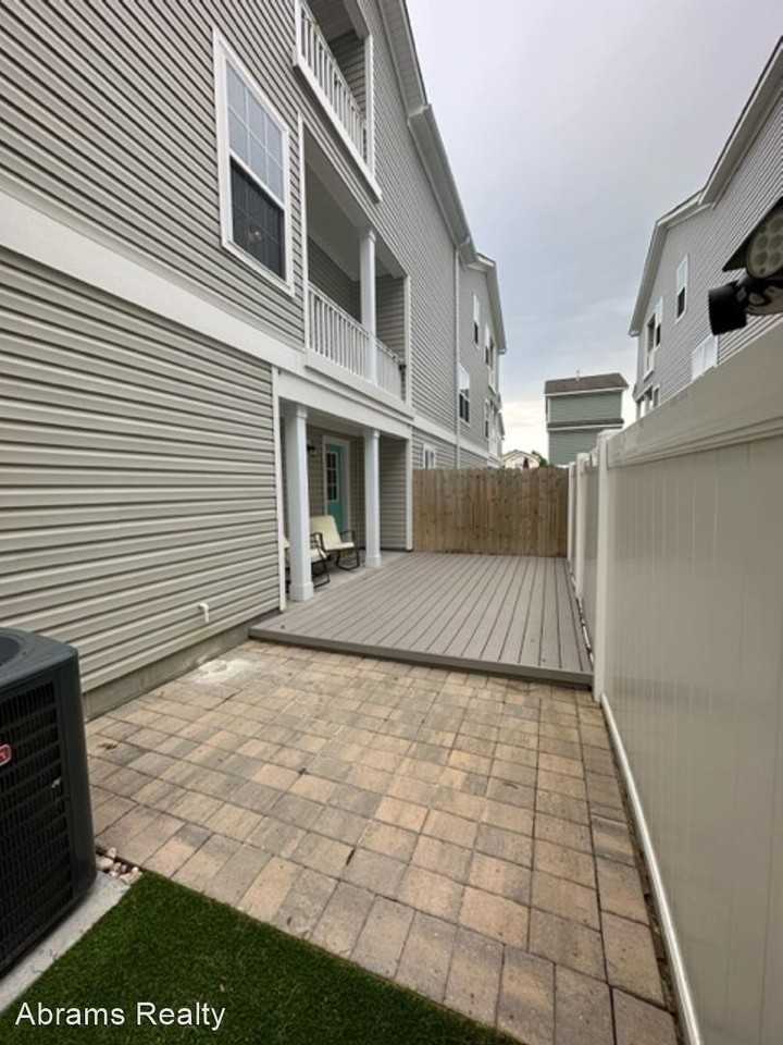 918 13th St - Photo 3 of 27