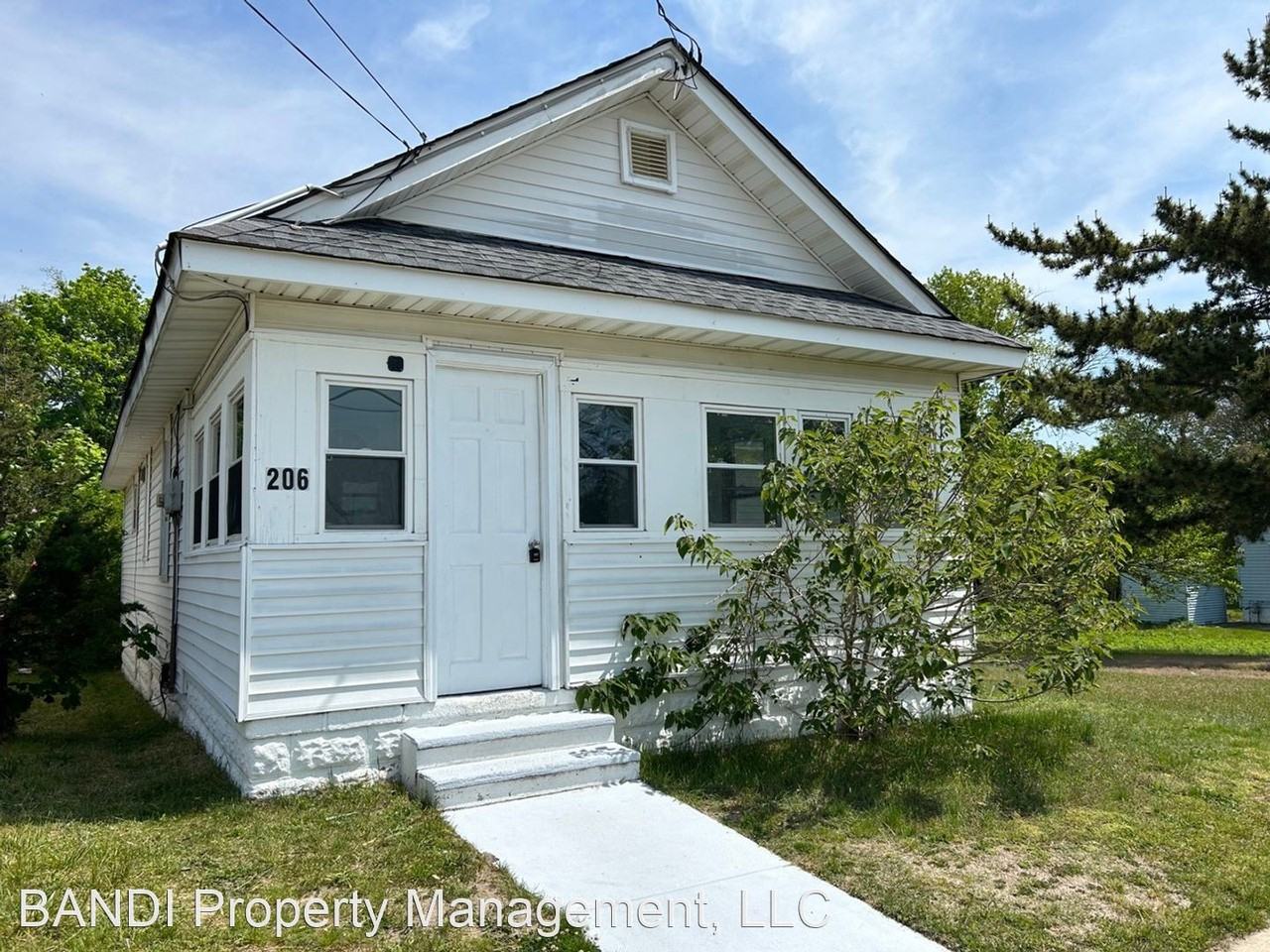 206 E Leeds Ave - Photo 2 of 15