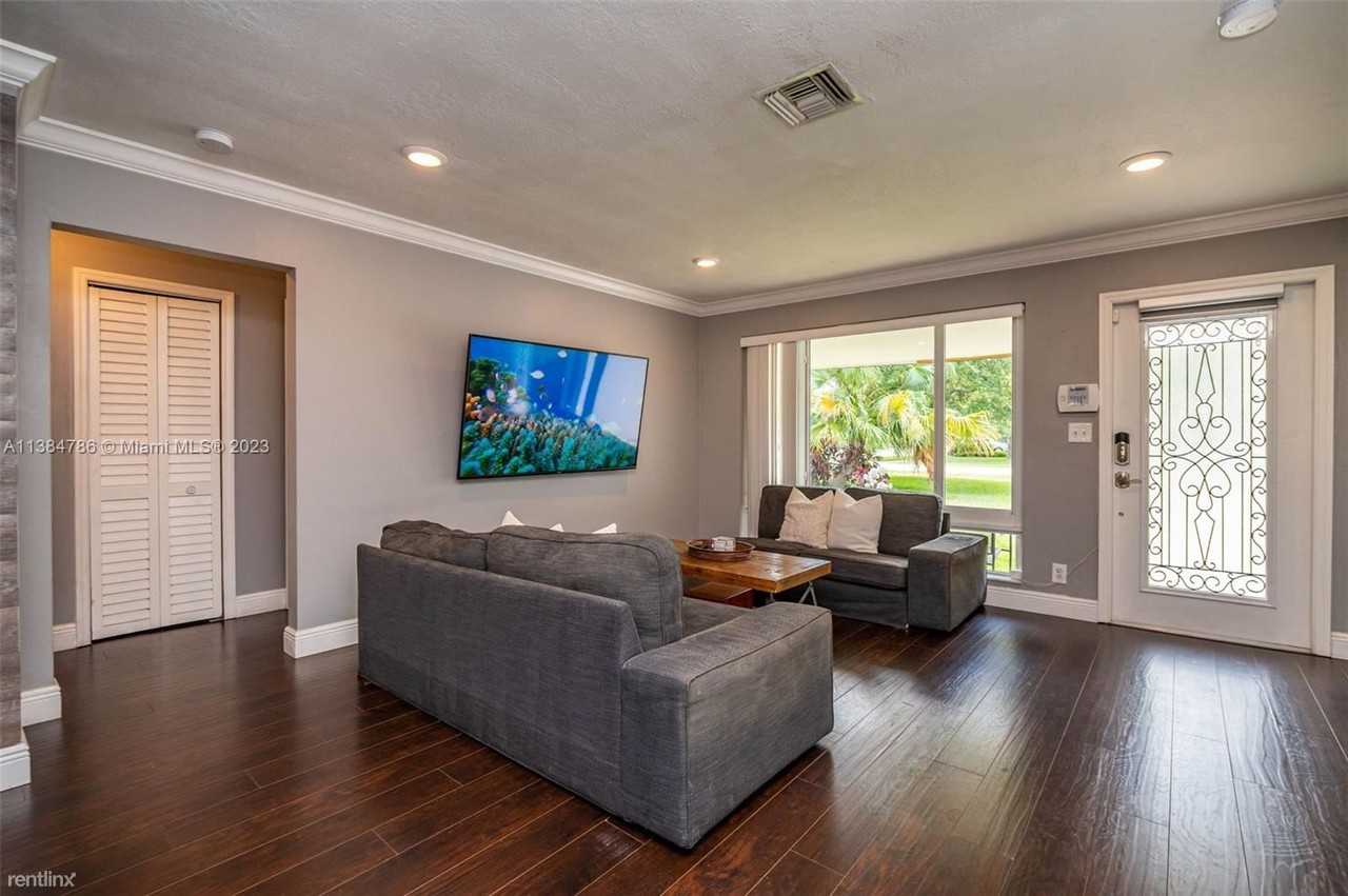 1620 Sw 33rd Ave - Photo 2 of 32