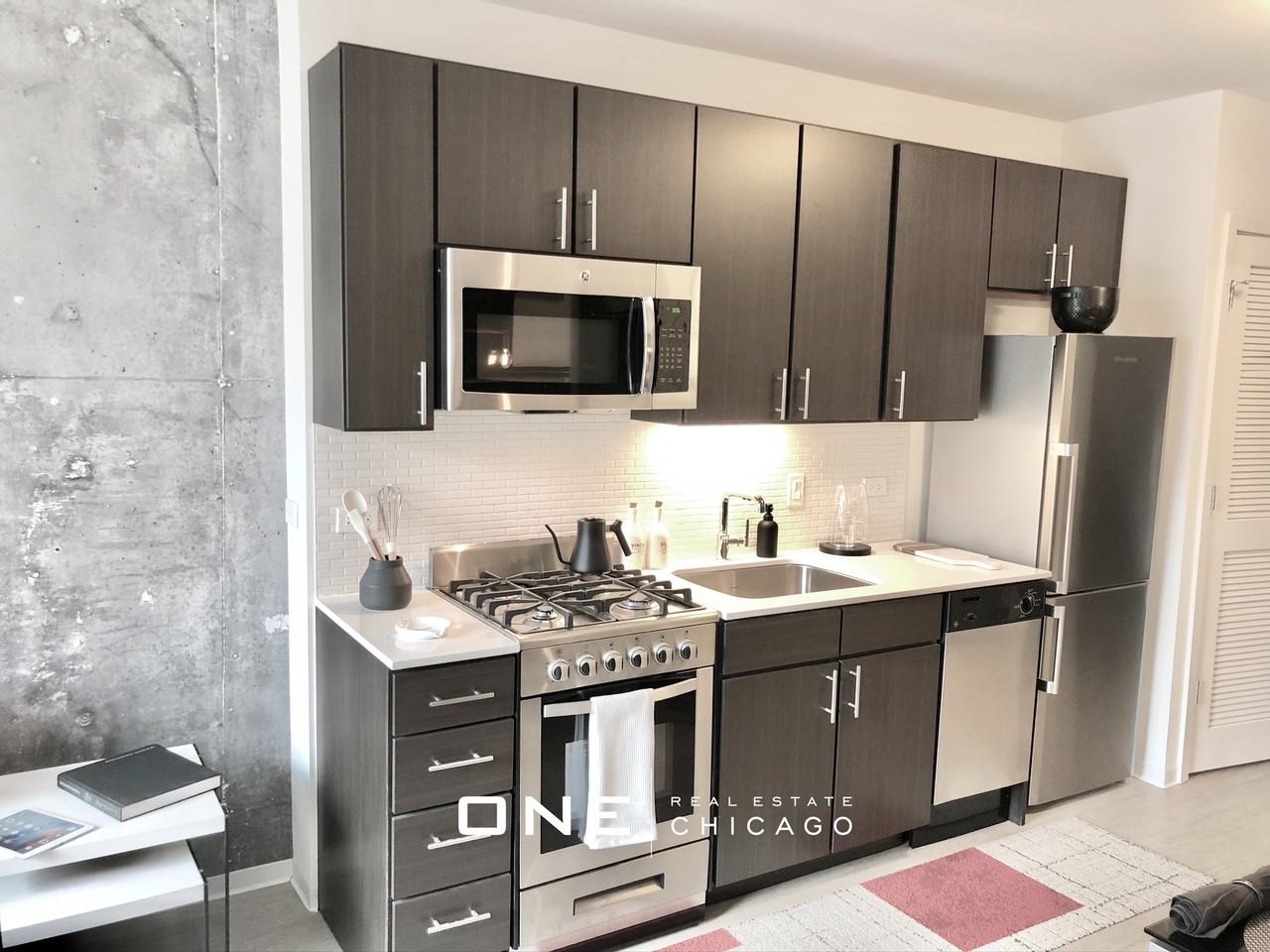 W Superior St #6 - Photo 3 of 20