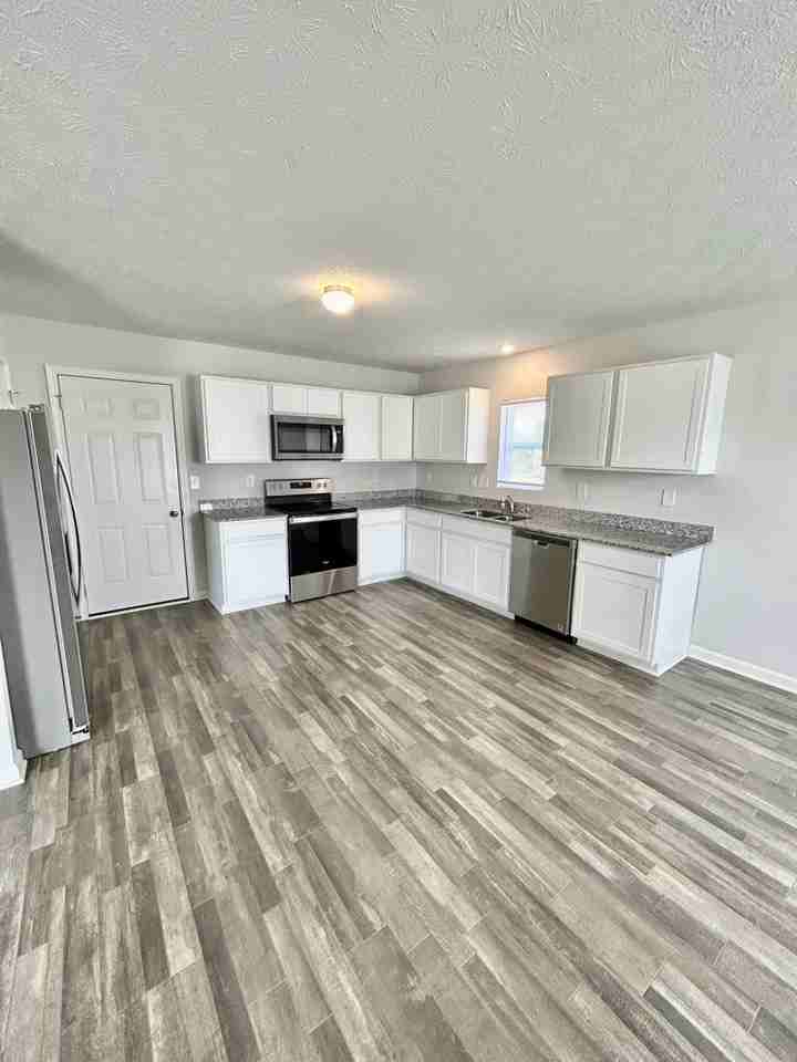 2900 Shasta Dr - Photo 3 of 18