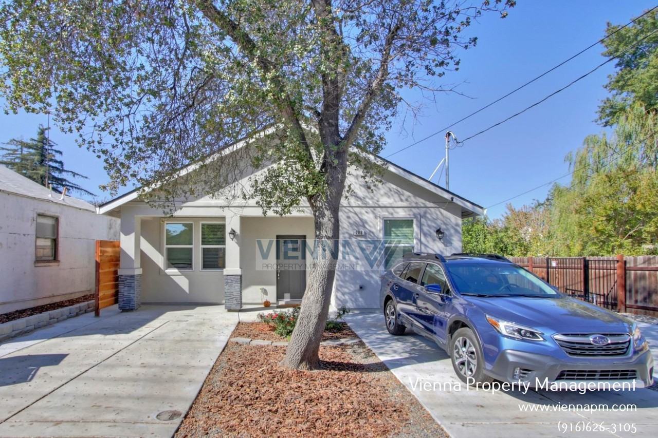 208 Manzanita Ave - Photo 2 of 10