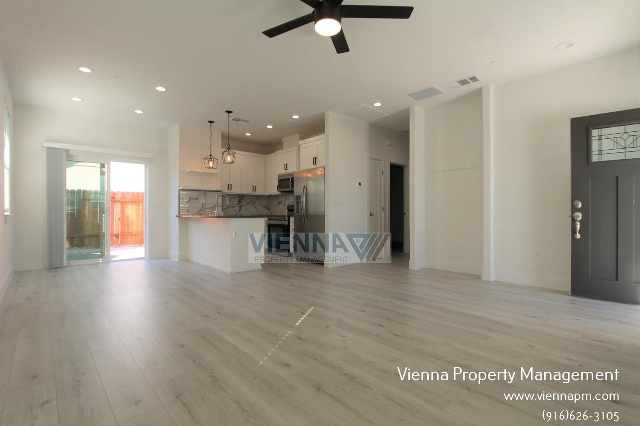 208 Manzanita Ave - Photo 3 of 10
