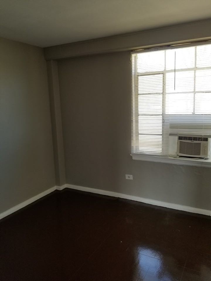 1911 S Parkway E - Photo 3 of 6