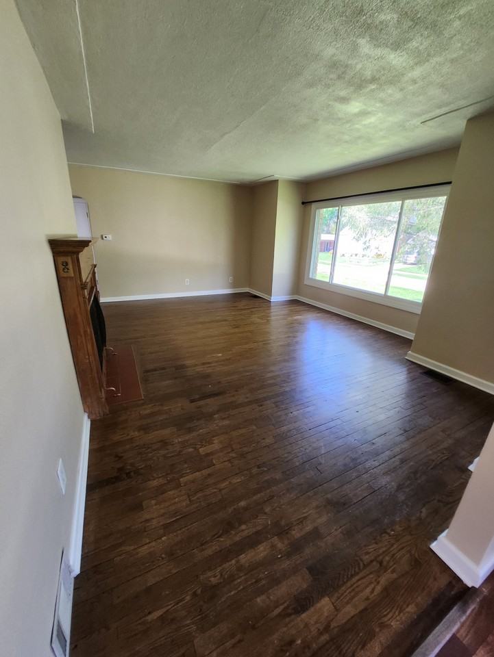 772 Hubbard St Ne - Photo 4 of 28