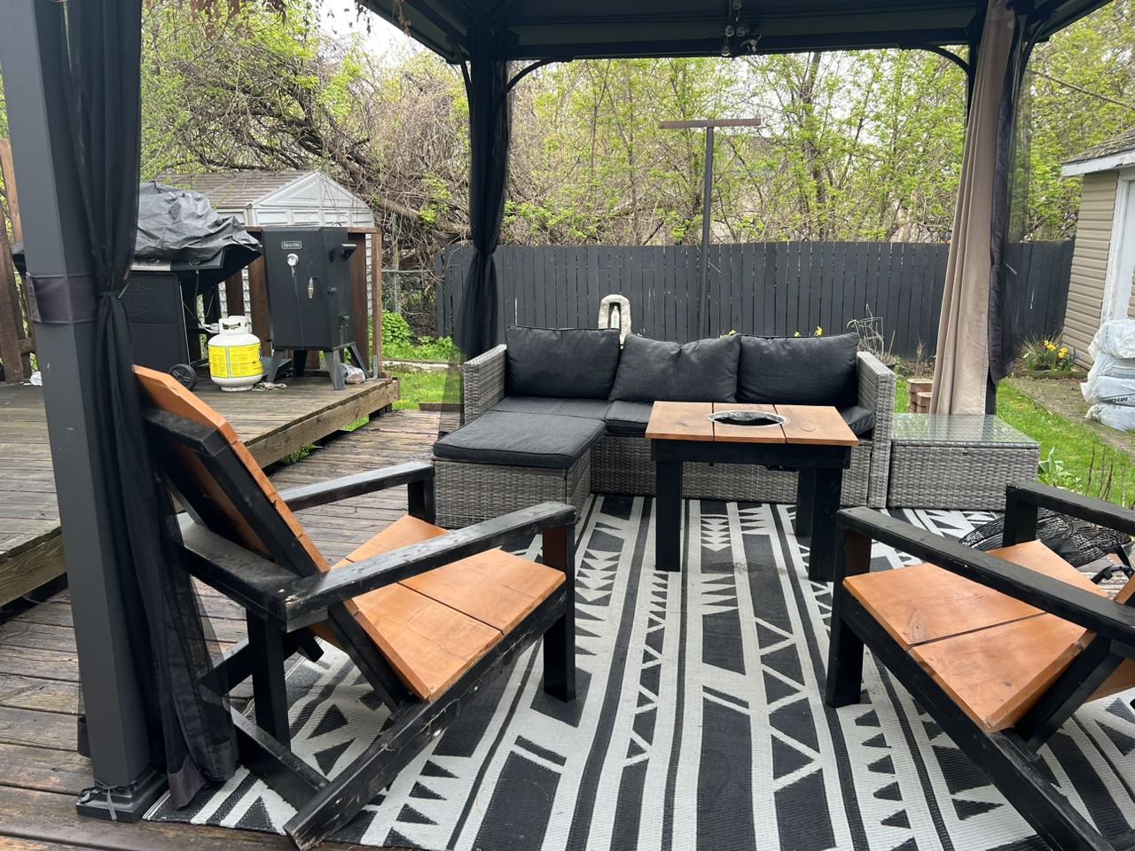 212 Niagara St - Photo 2 of 6