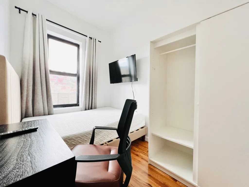 Wilson Ave & Bleecker St #257