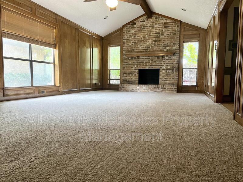 932 Old Mill Cir - Photo 2 of 7
