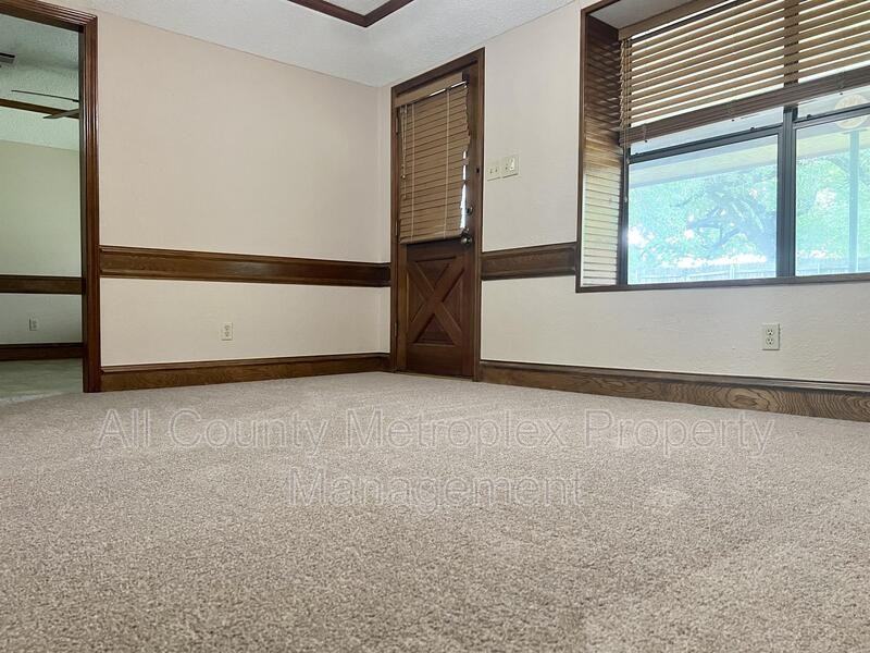 932 Old Mill Cir - Photo 3 of 7