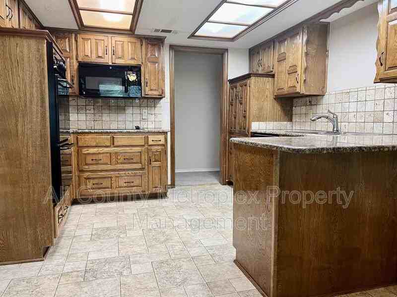 932 Old Mill Cir - Photo 4 of 7