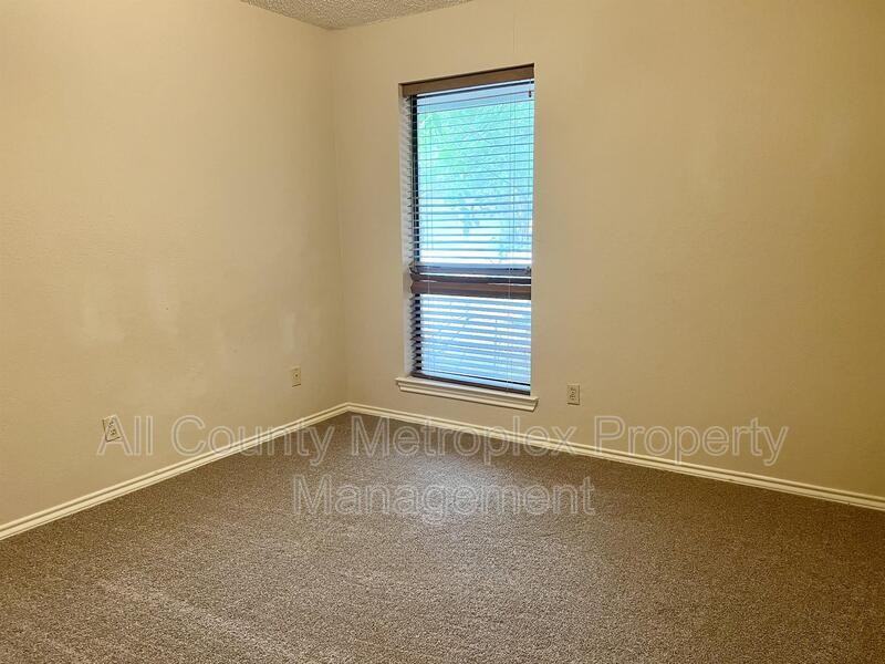 932 Old Mill Cir - Photo 5 of 7