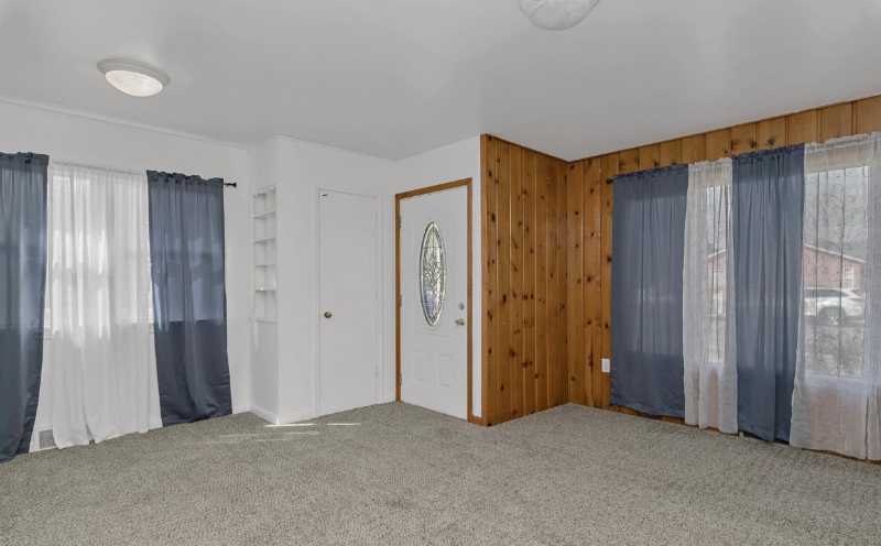 570 N 8th E - Photo 2 of 24