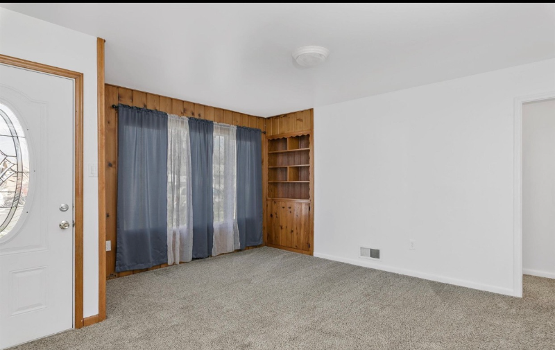 570 N 8th E - Photo 3 of 24