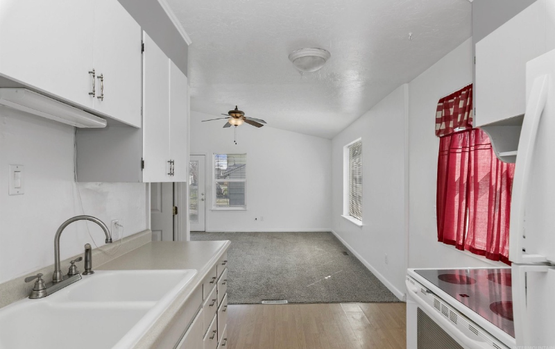 570 N 8th E - Photo 5 of 24