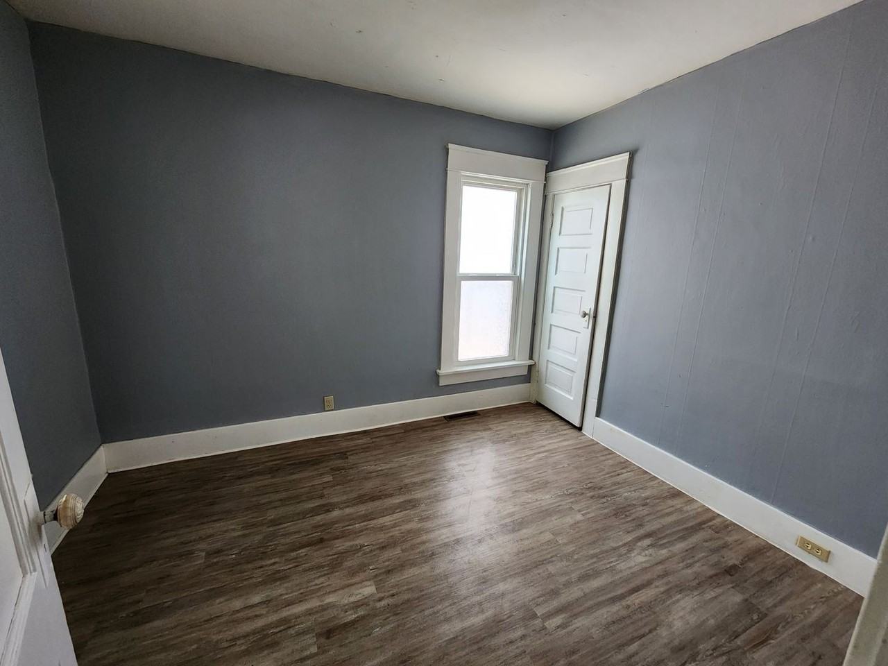 550 E 22nd St - Photo 3 of 8